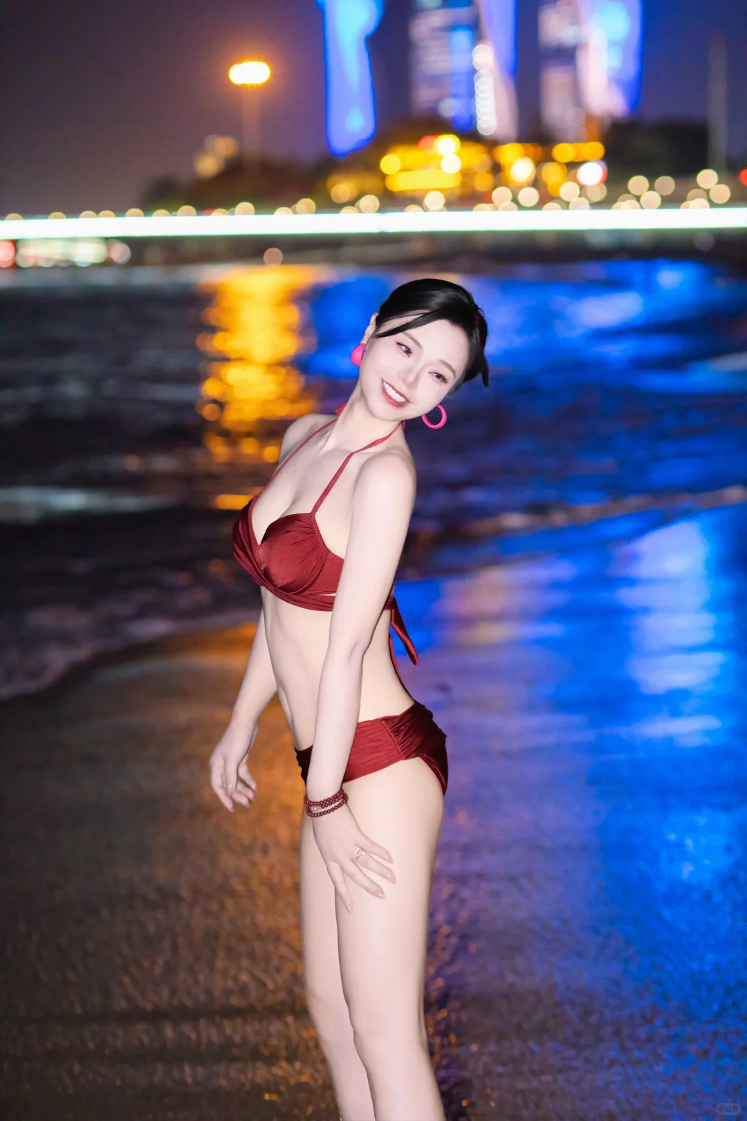 冷调海滩x热辣比基尼美女的视觉暴击🔥