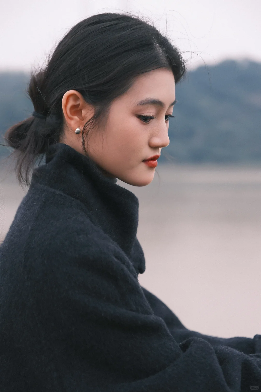 但是远山长，云山乱，晓山青