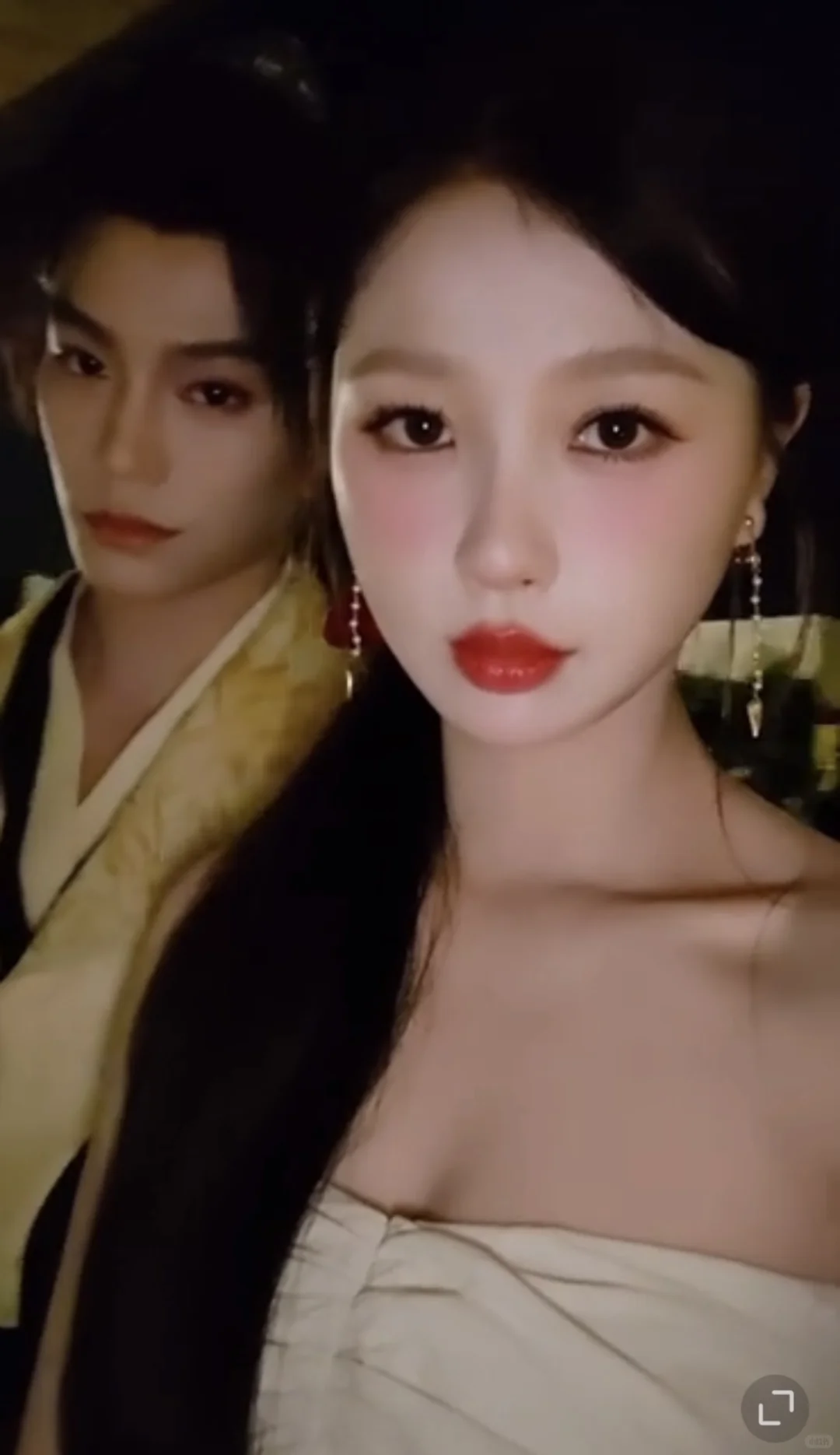 又是一双柔情似水 直勾勾盯人的眼睛