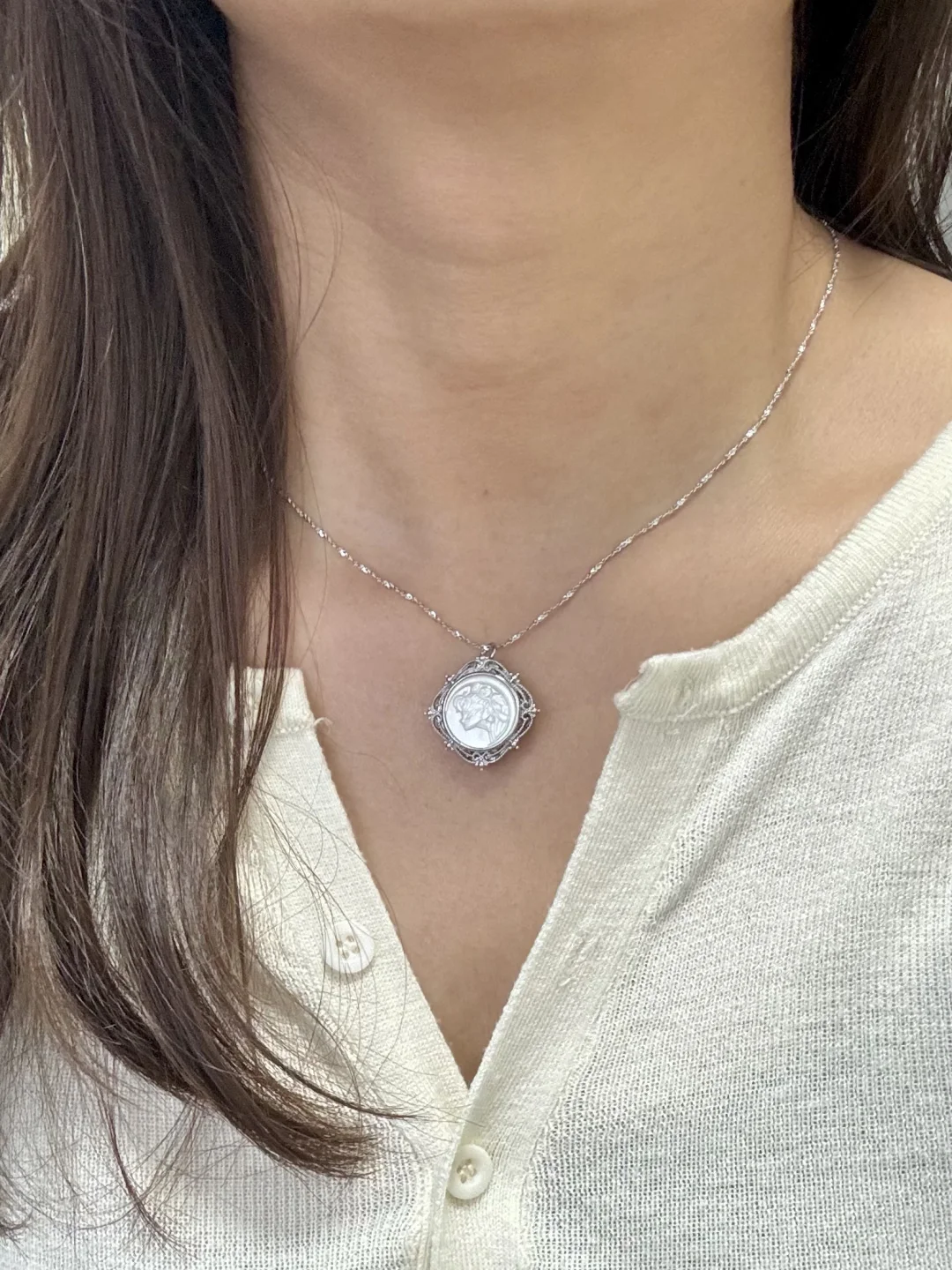 用贝母雕刻了一条美少女项链💗