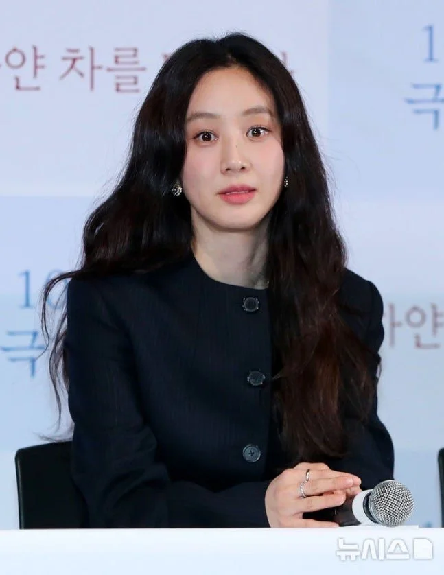 郑丽媛《坐白车的女人》试映会，匀称修长的腿