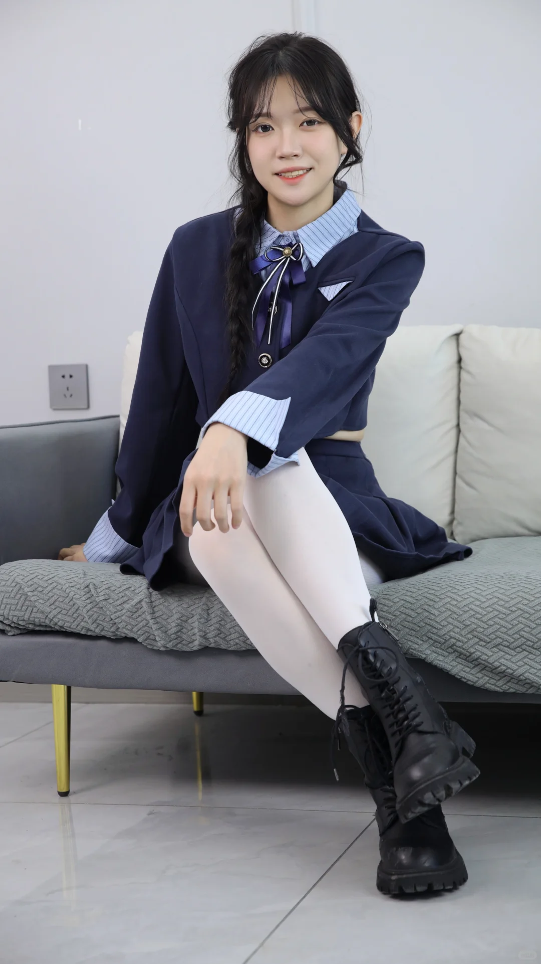 臭弟弟，吃姐姐一脚