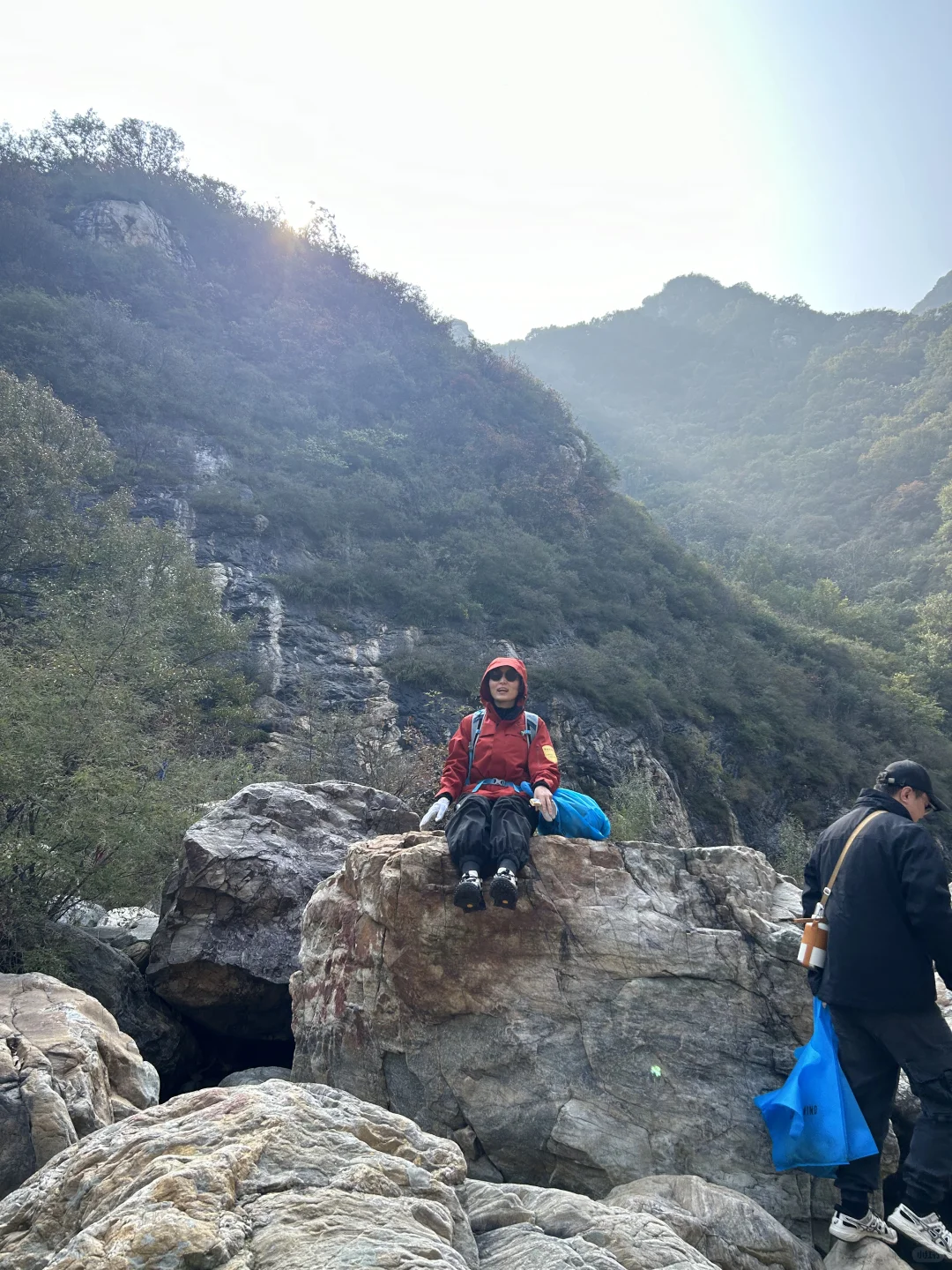 我见青山多妩媚，料青山，见我多如是