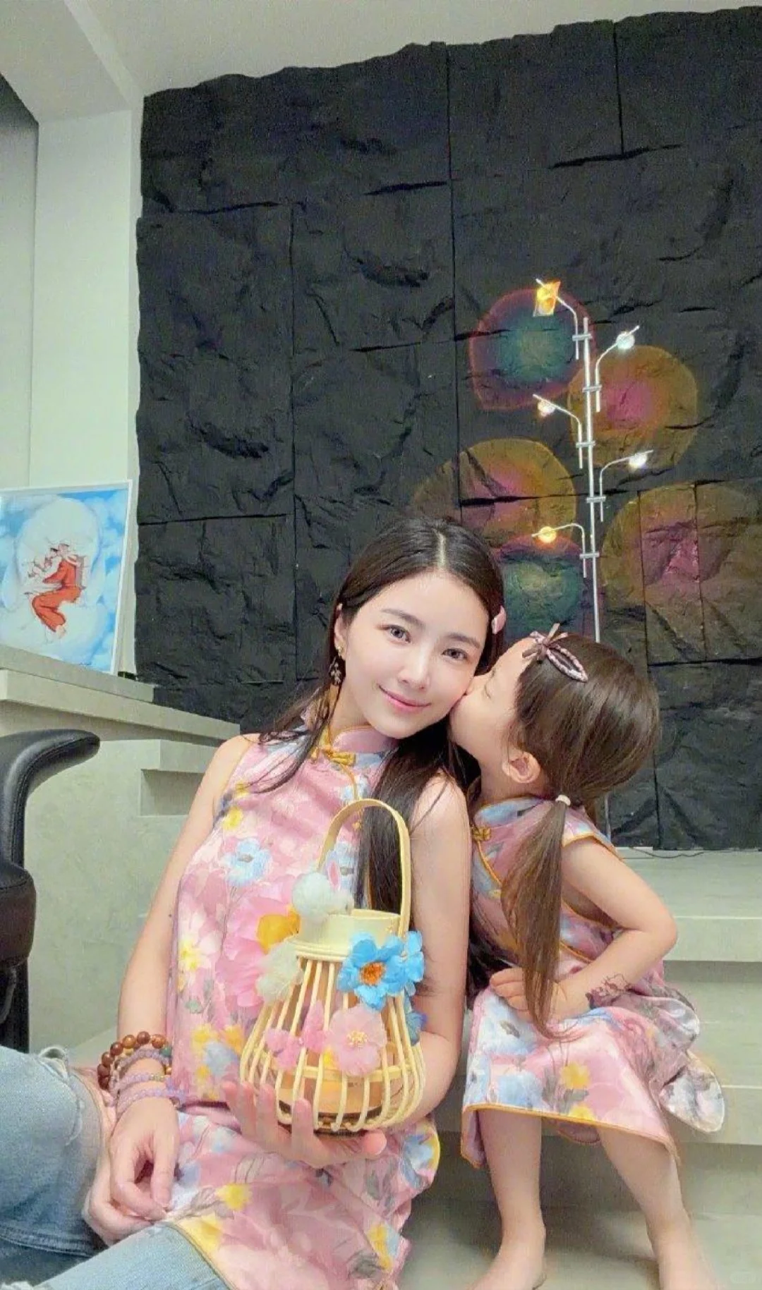 杜淳中秋节晒全家福，4岁小蛋饺露脸像爸爸