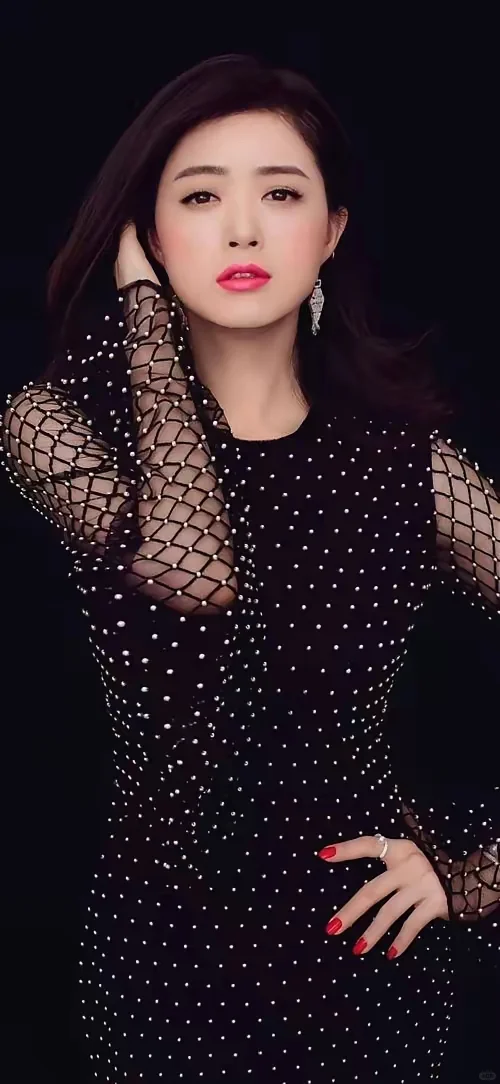 蒋欣:眼含春丝口含珠，面若桃花颈若酥！