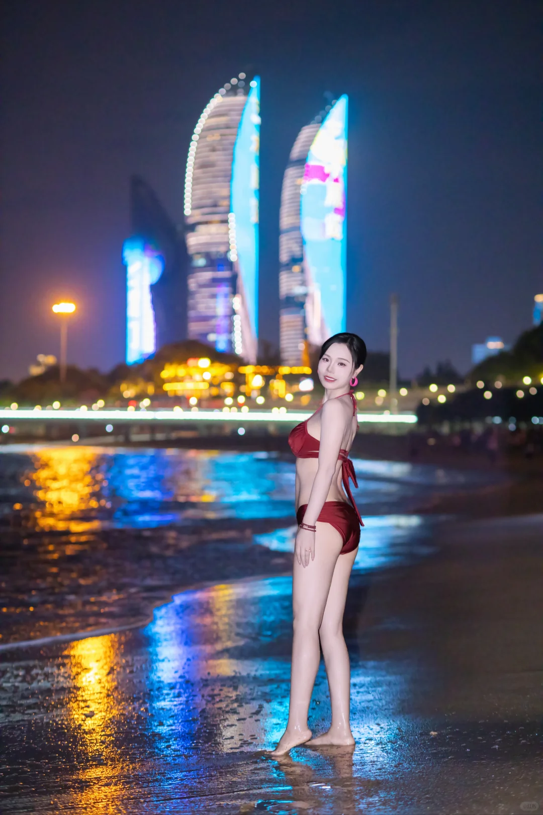 冷调海滩x热辣比基尼美女的视觉暴击🔥