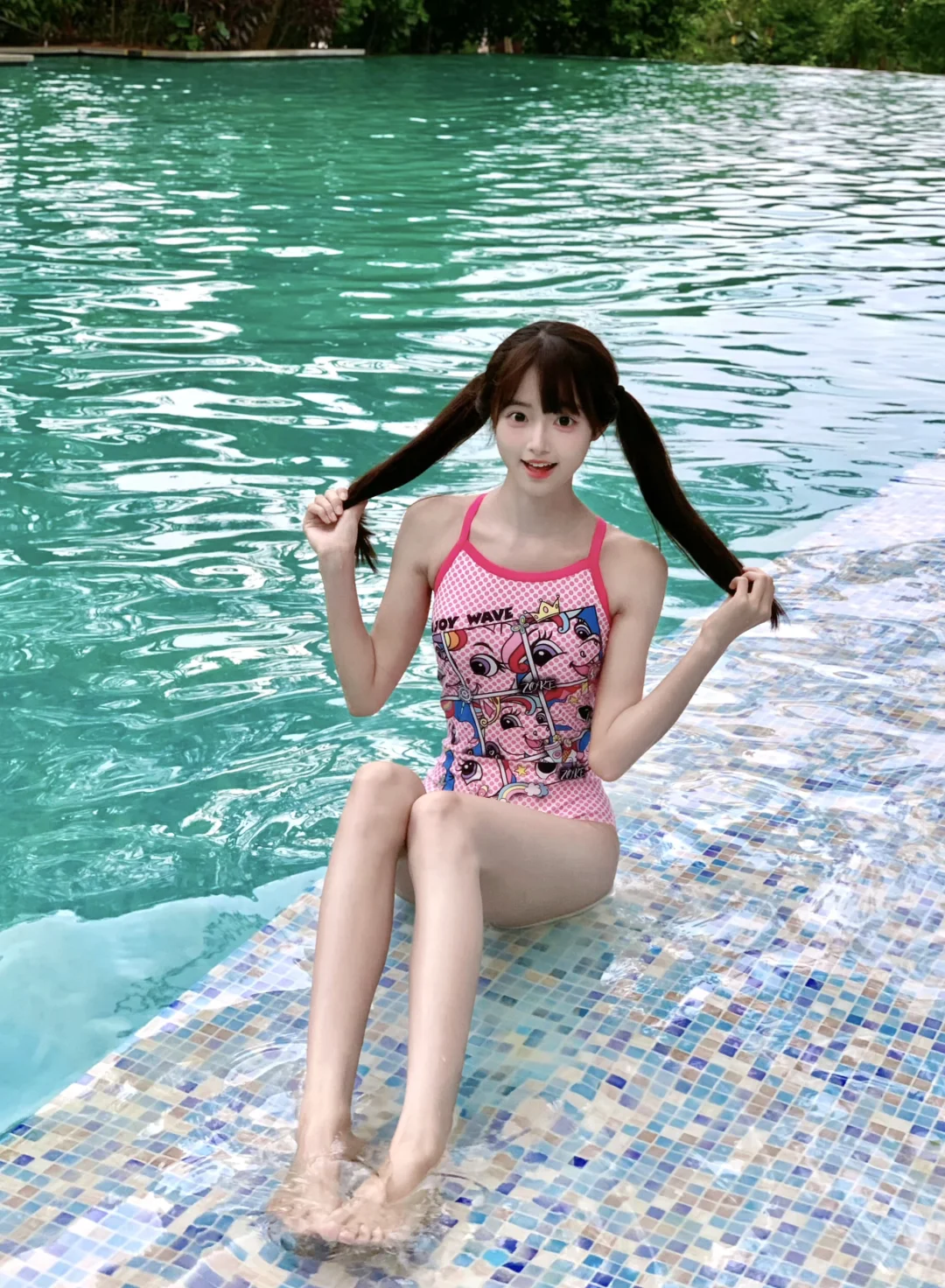 一穿上泳衣就变甜妹啦💕！