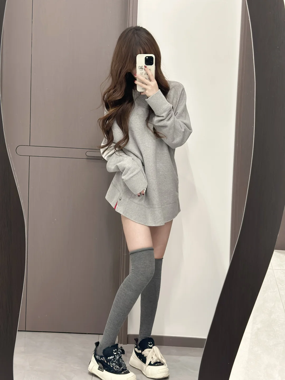 卫衣加长筒袜好显腿长