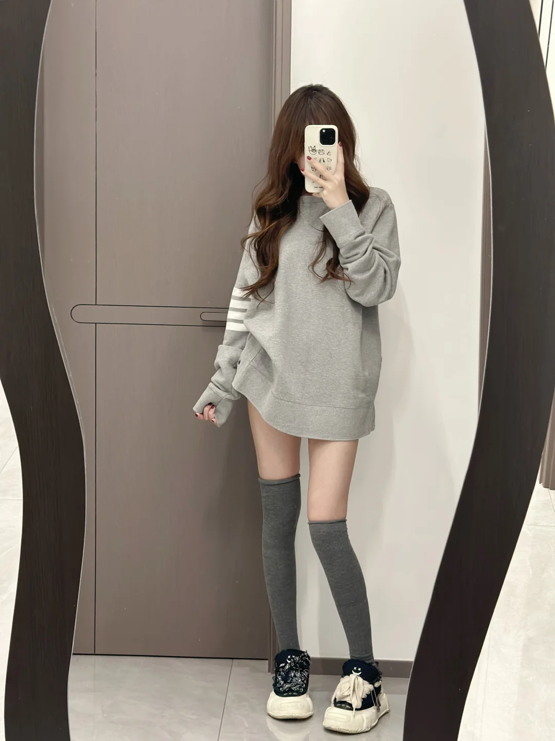 卫衣加长筒袜好显腿长