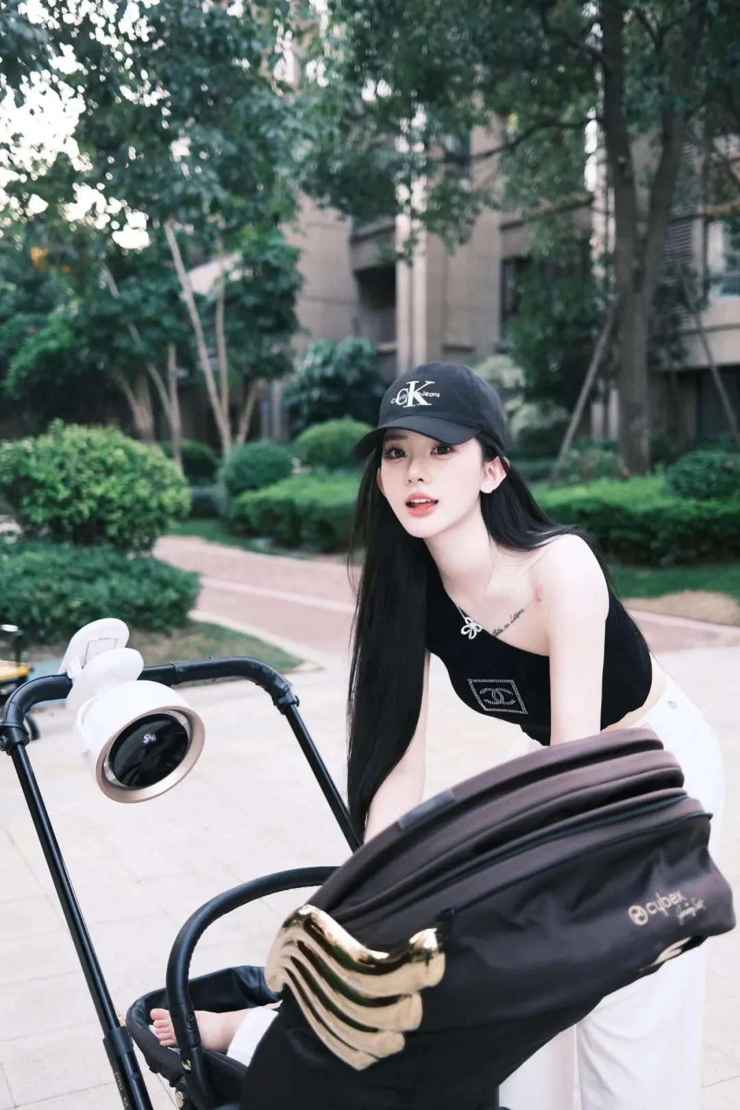 美艳动人，白到发光，这样女人是谁的小娇妻