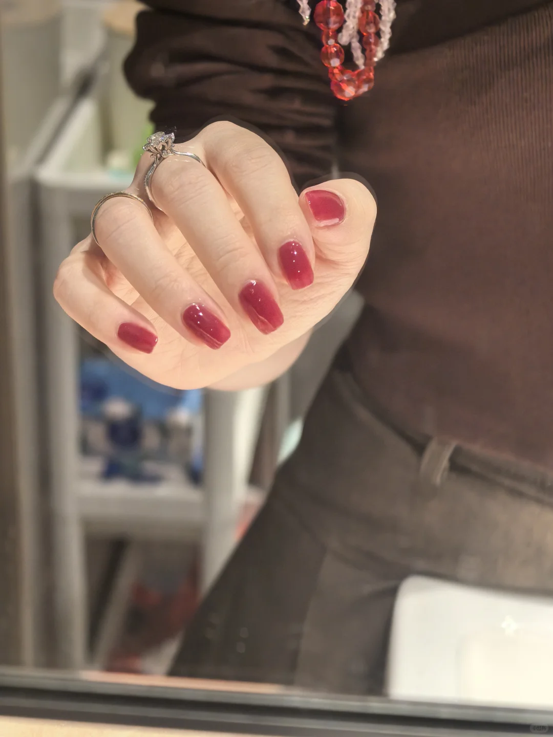 又妩媚又显白的红色指甲油被我找到了！