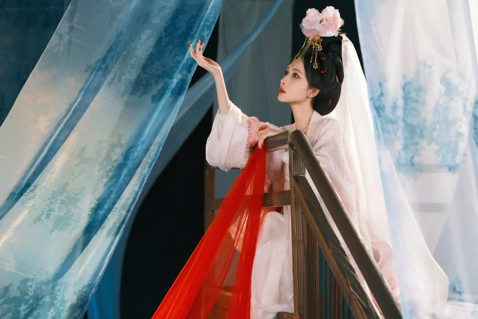 真的被这个妆造美到了～～～