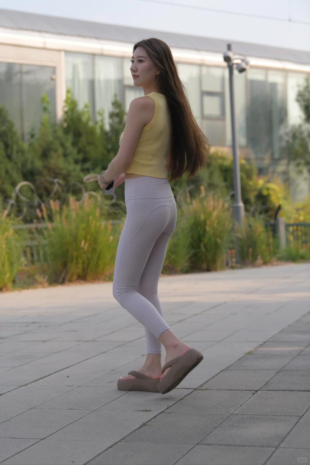 街拍穿黄色上衣灰色瑜伽裤的女孩