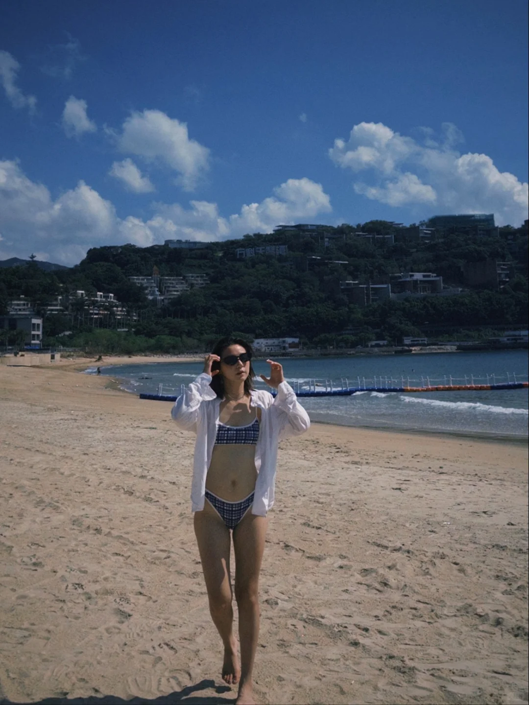 在季节的褶皱里，比基尼与海岛的诗意共鸣