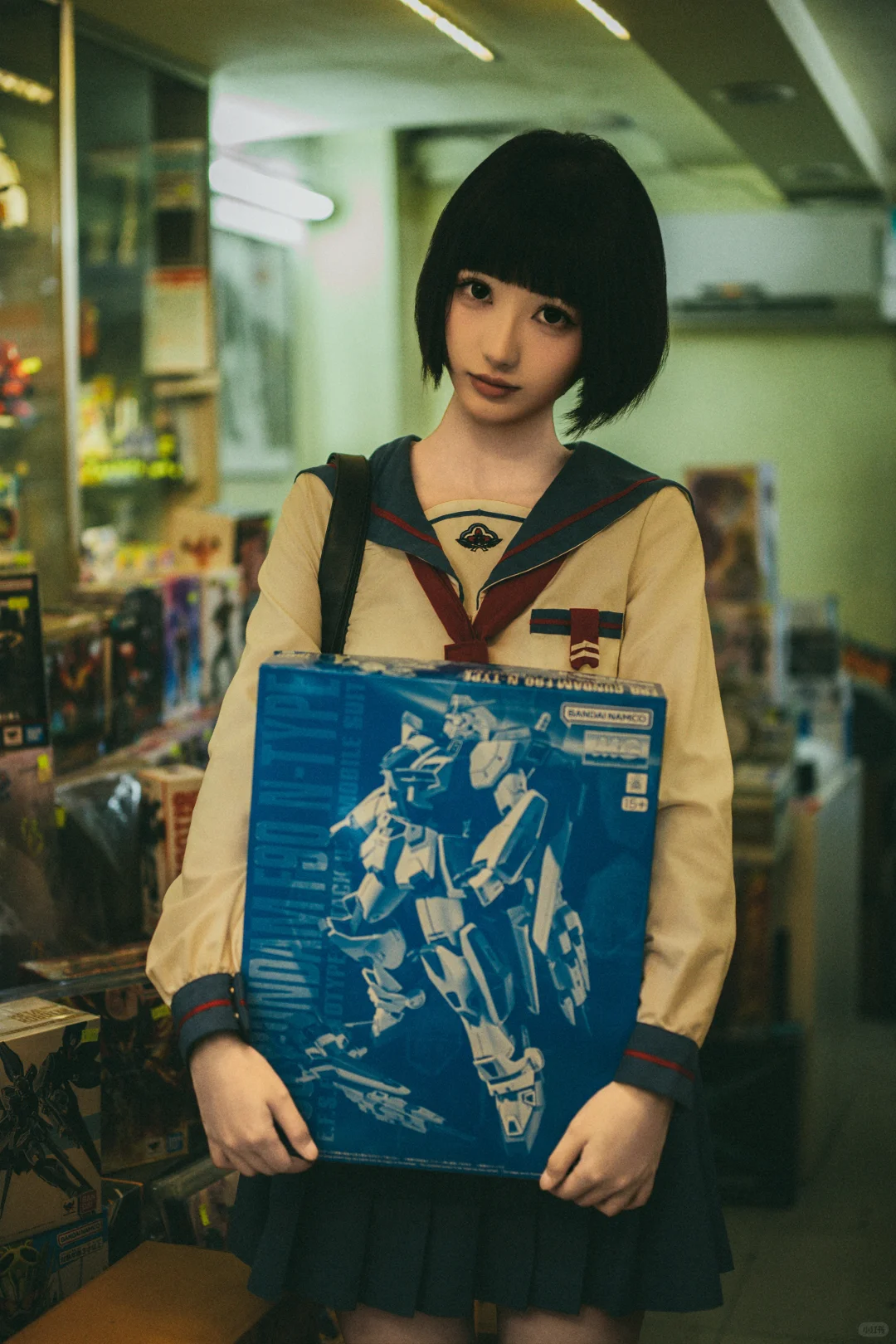 在堆满模型的店里，捕捉JK少女的浪漫