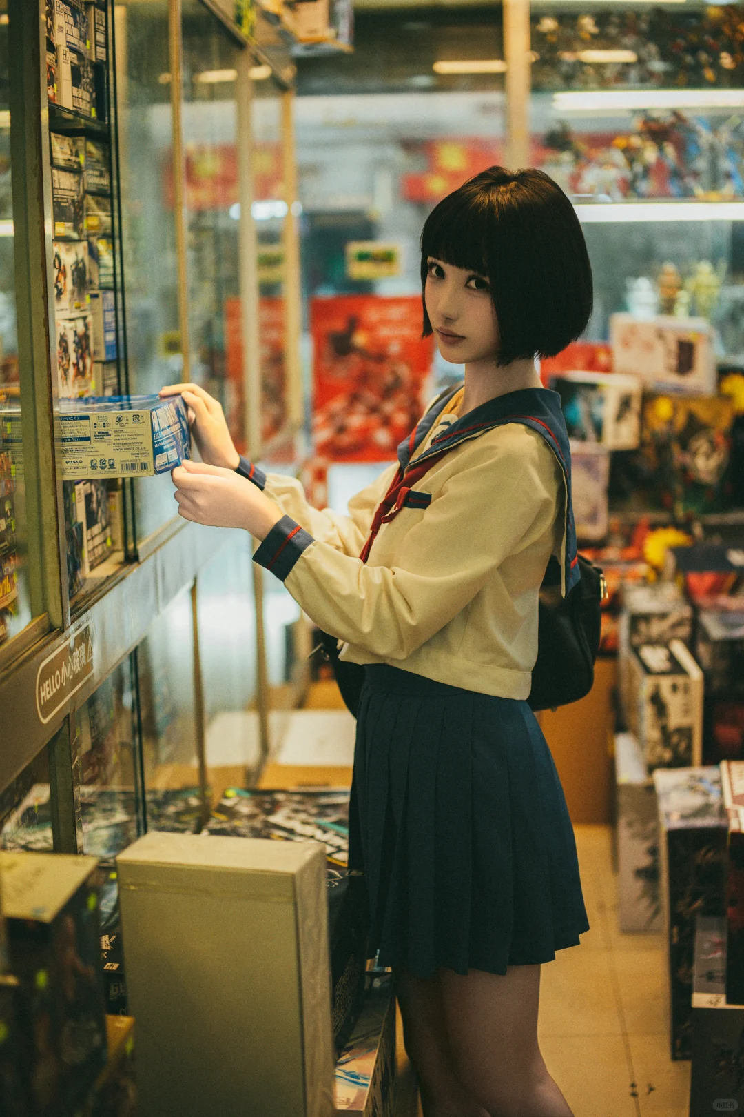 在堆满模型的店里，捕捉JK少女的浪漫
