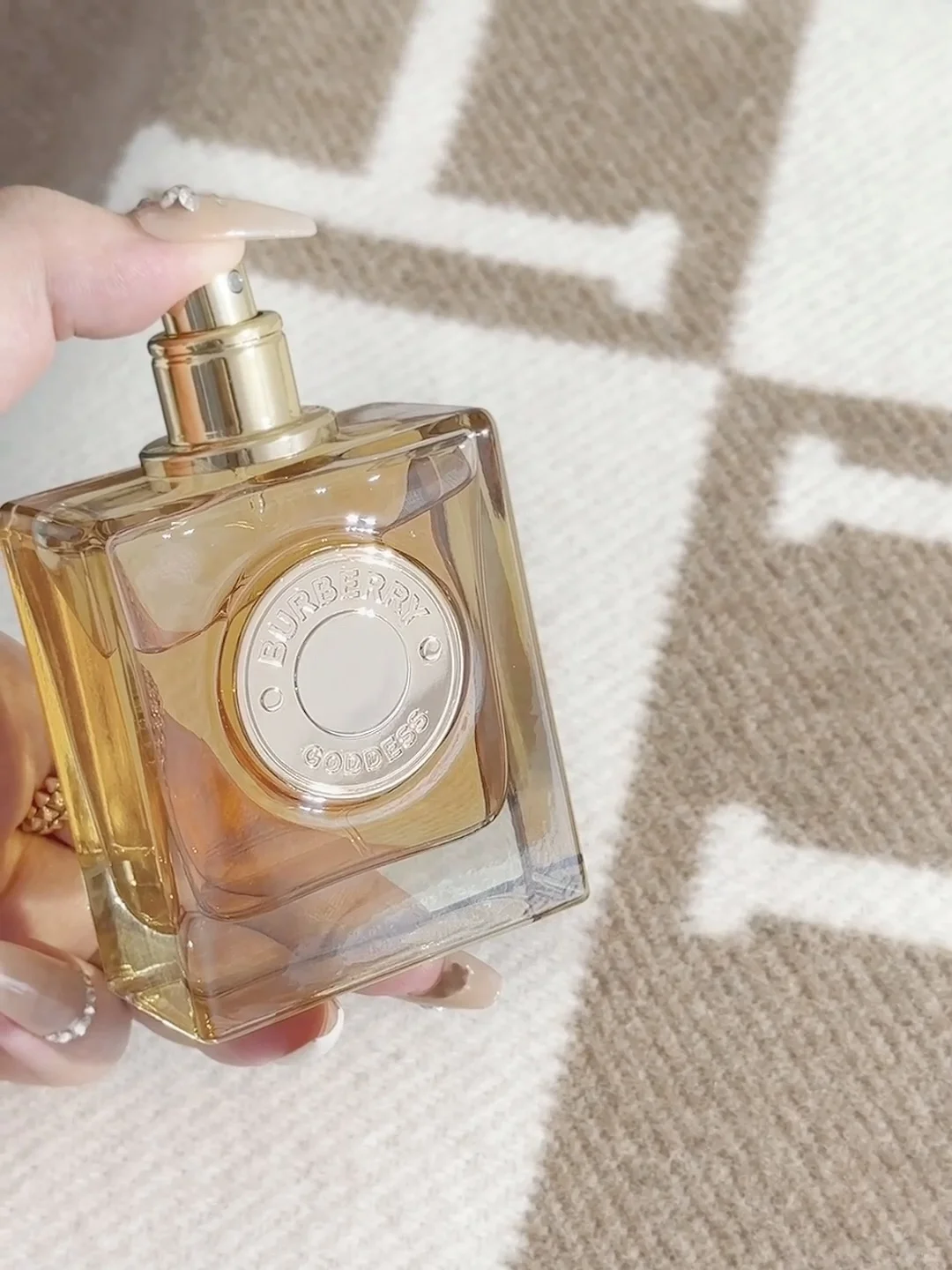 Burberry女神馥郁新香！释放闪耀的黄金时刻