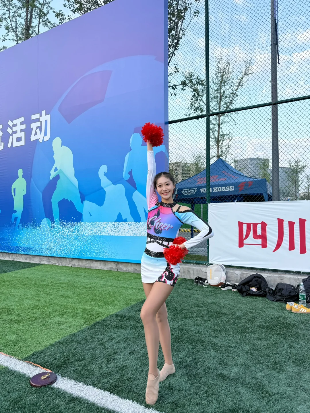 足球场🏟️和红色花球也太搭了吧🤩