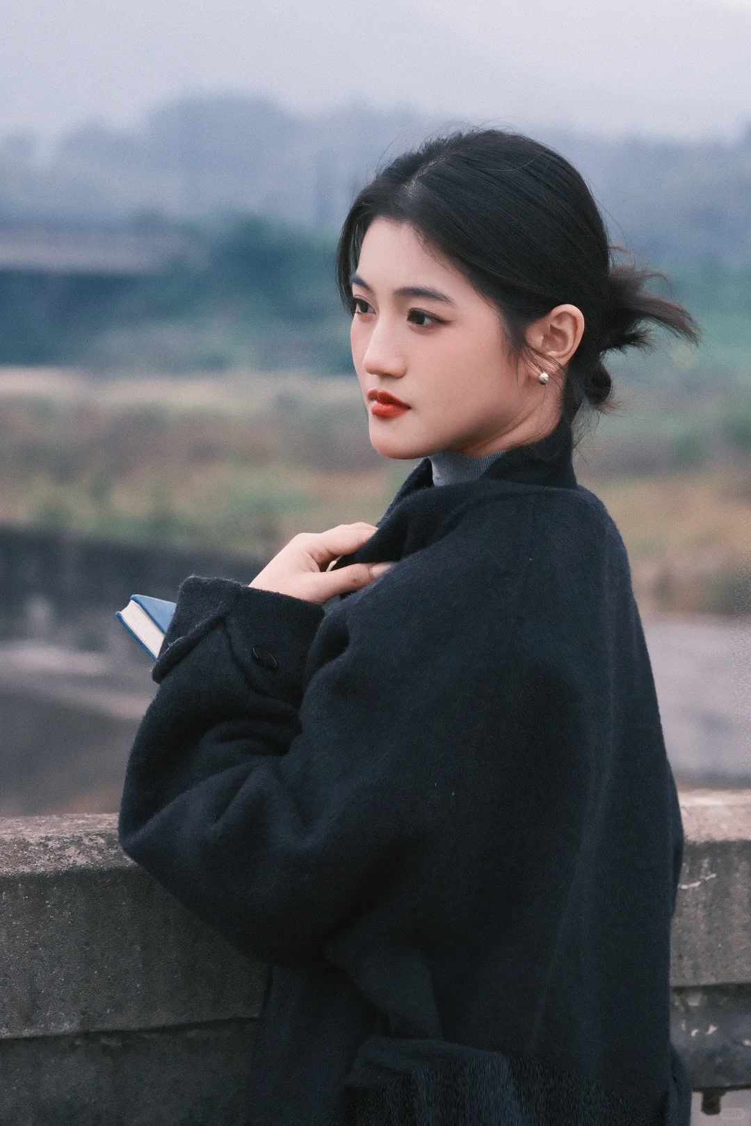 但是远山长，云山乱，晓山青