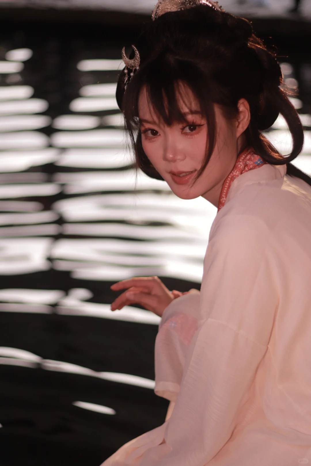 罗裳佳人 眸含秋水 顾盼生情