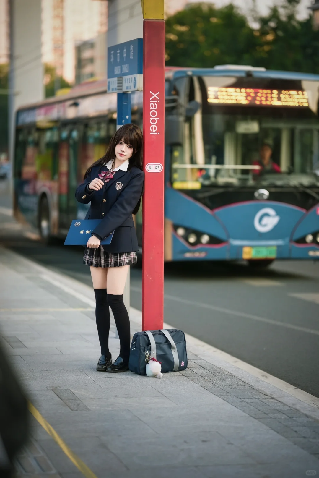 光影交织下的JK制服少女-时尚与青春的碰撞