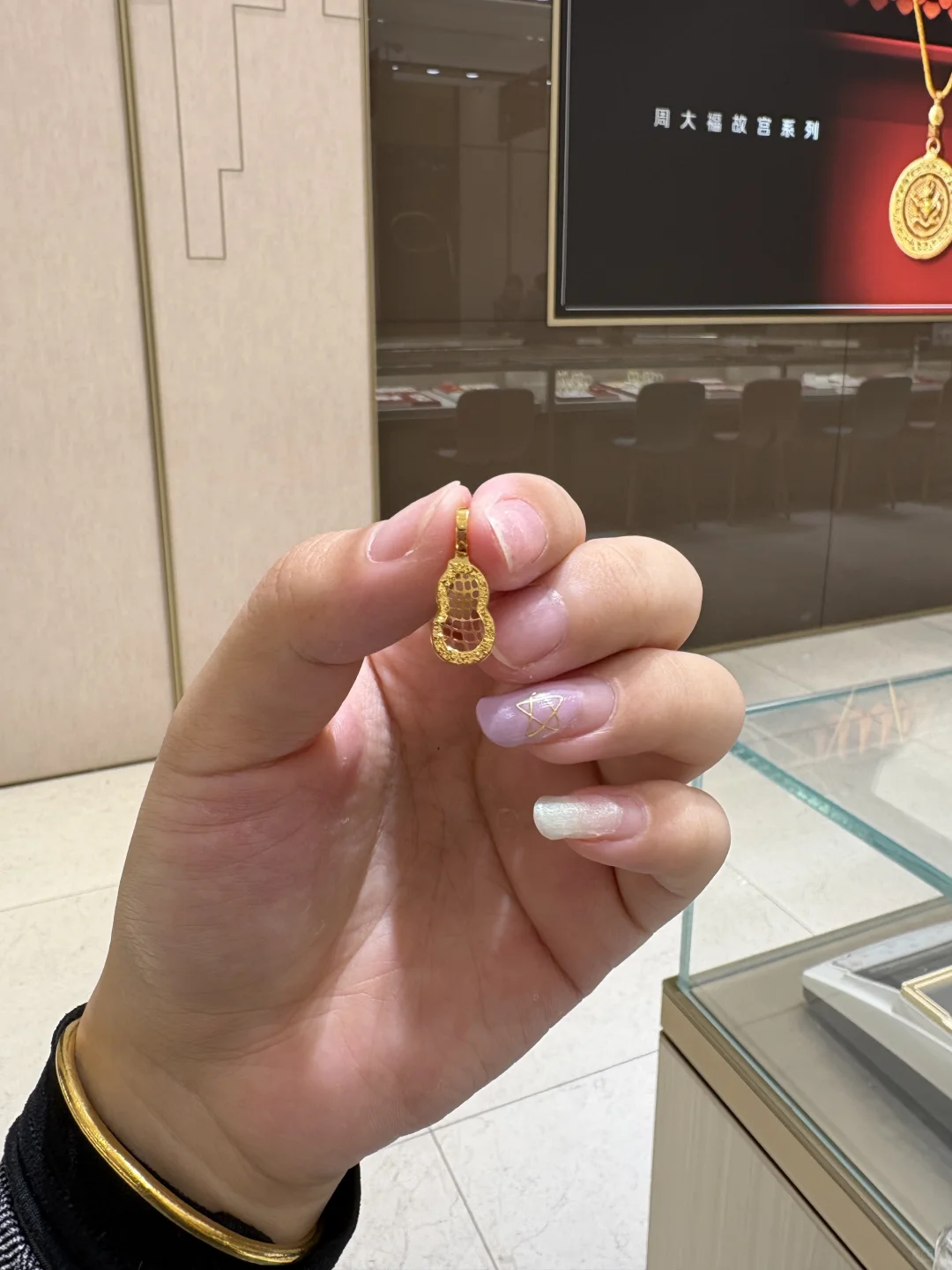 周大福绝绝子克重小吊坠！！！