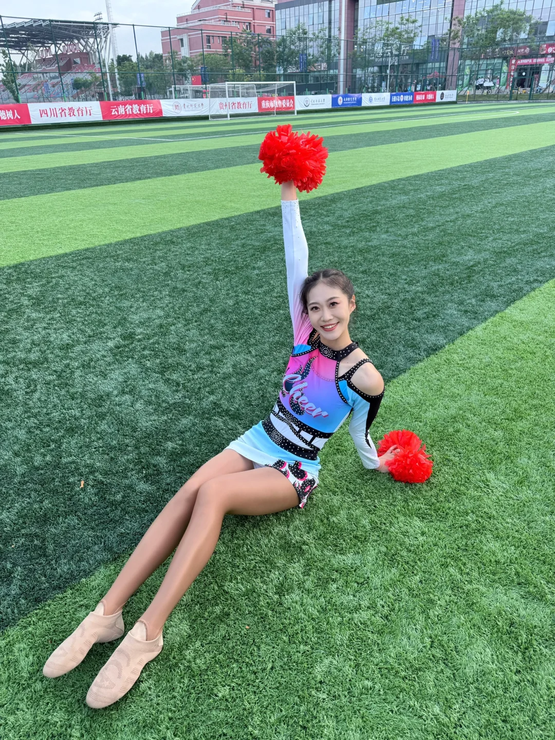 足球场🏟️和红色花球也太搭了吧🤩