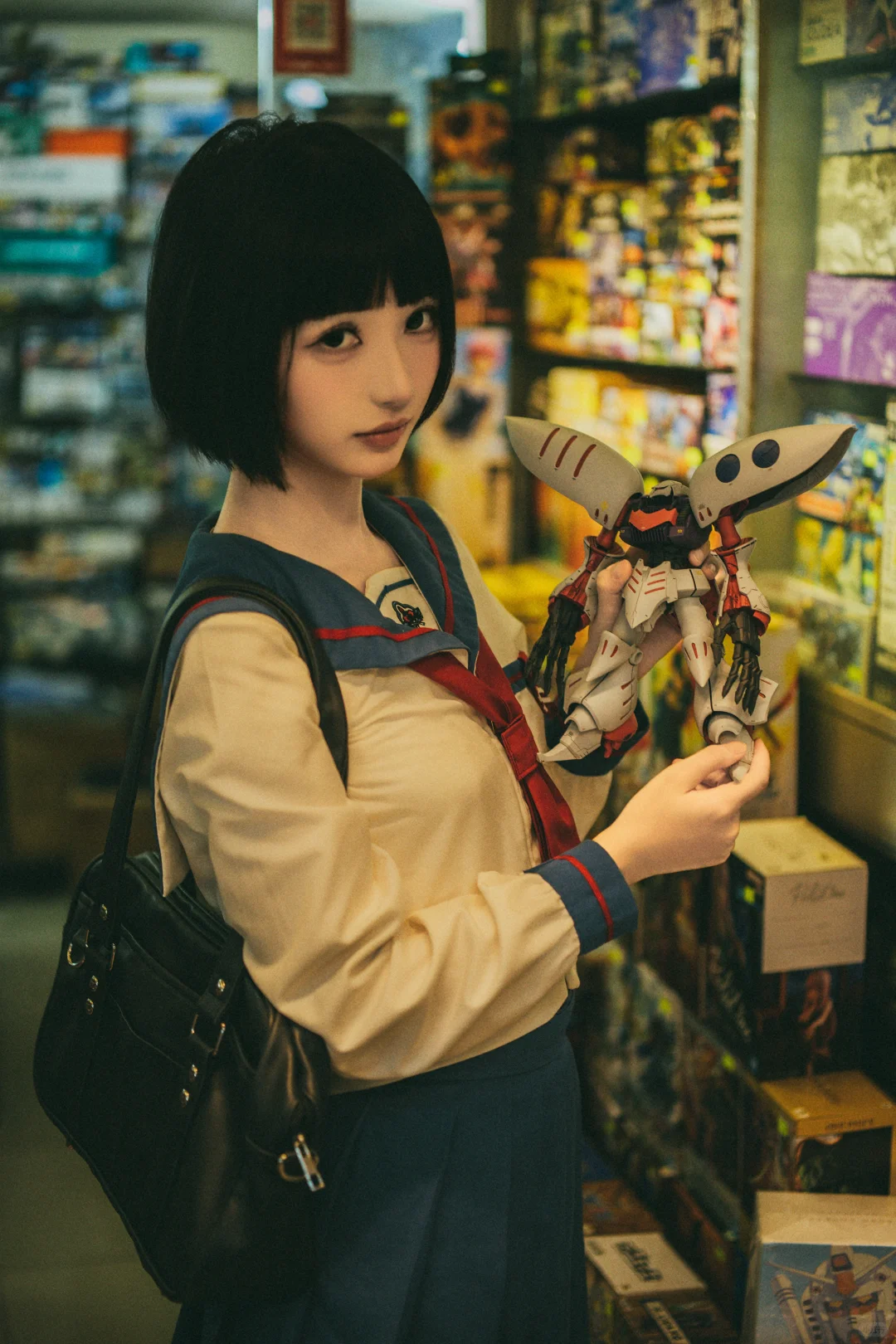 在堆满模型的店里，捕捉JK少女的浪漫