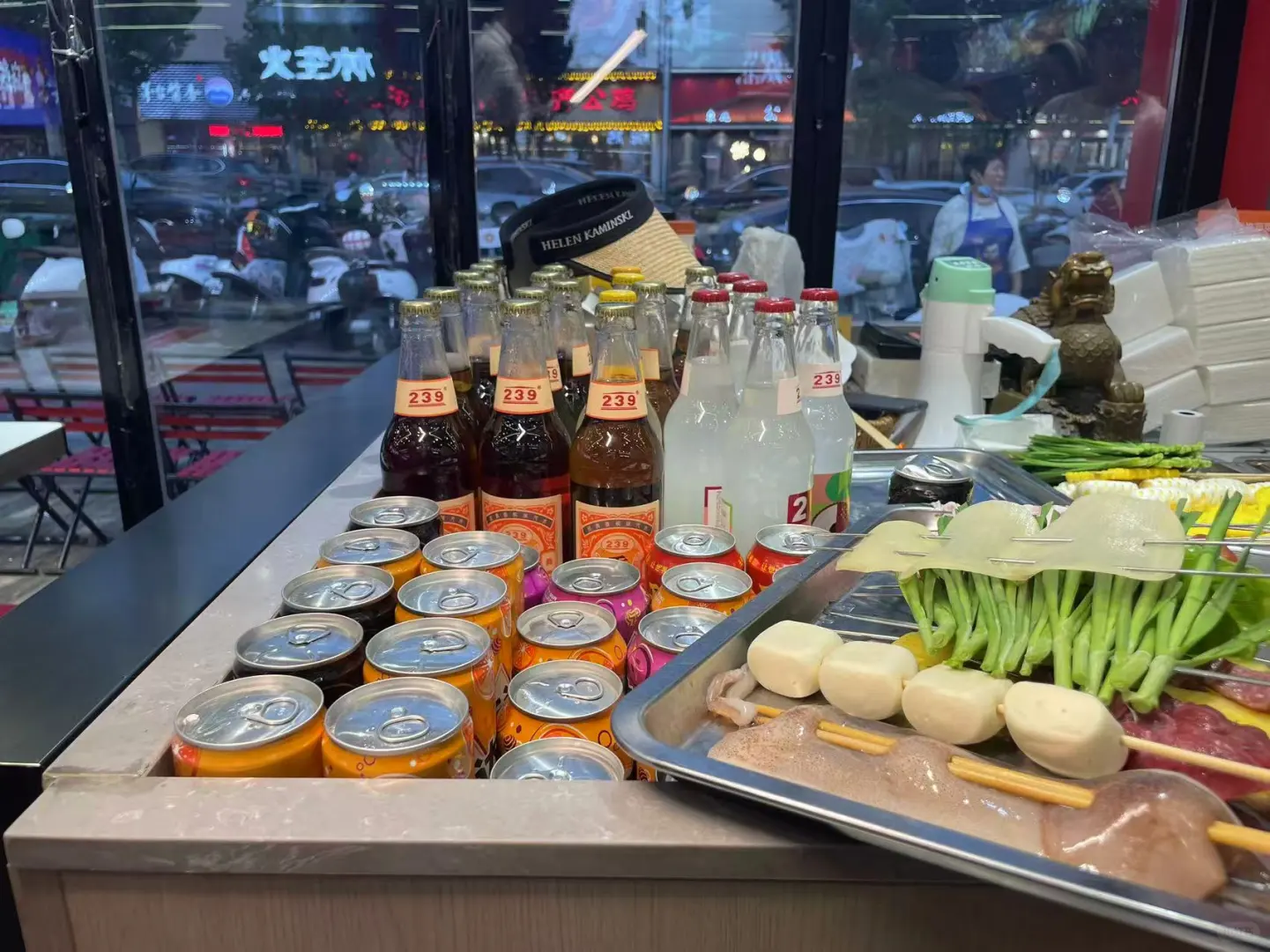 本地人排队抢吃的烧烤神店