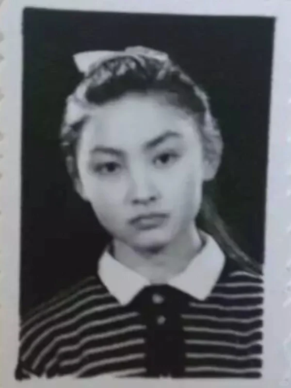 妈妈年轻时的照片 丁香树下的少女