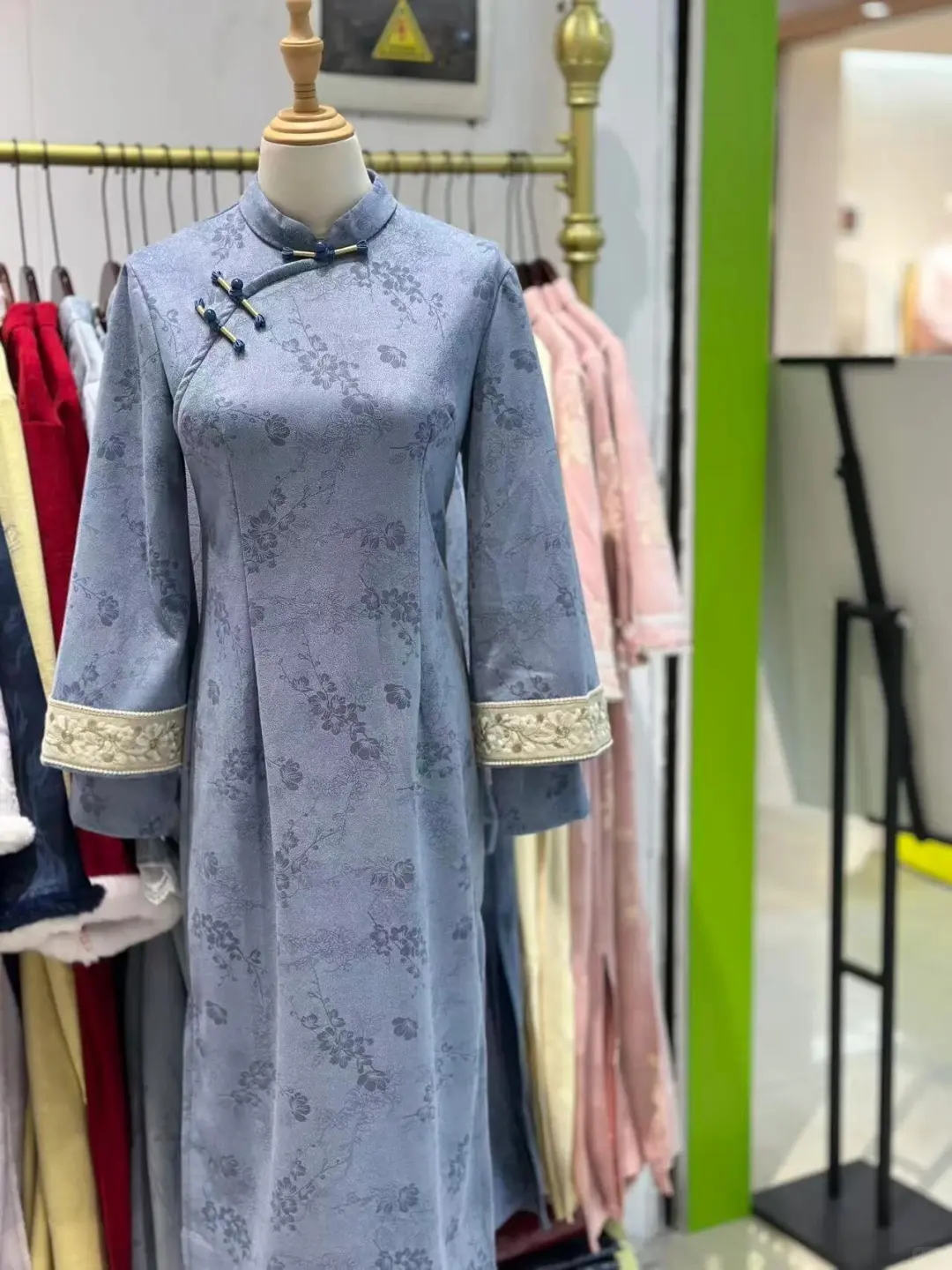 桂林正阳路旗袍100多，拿下三件，开心