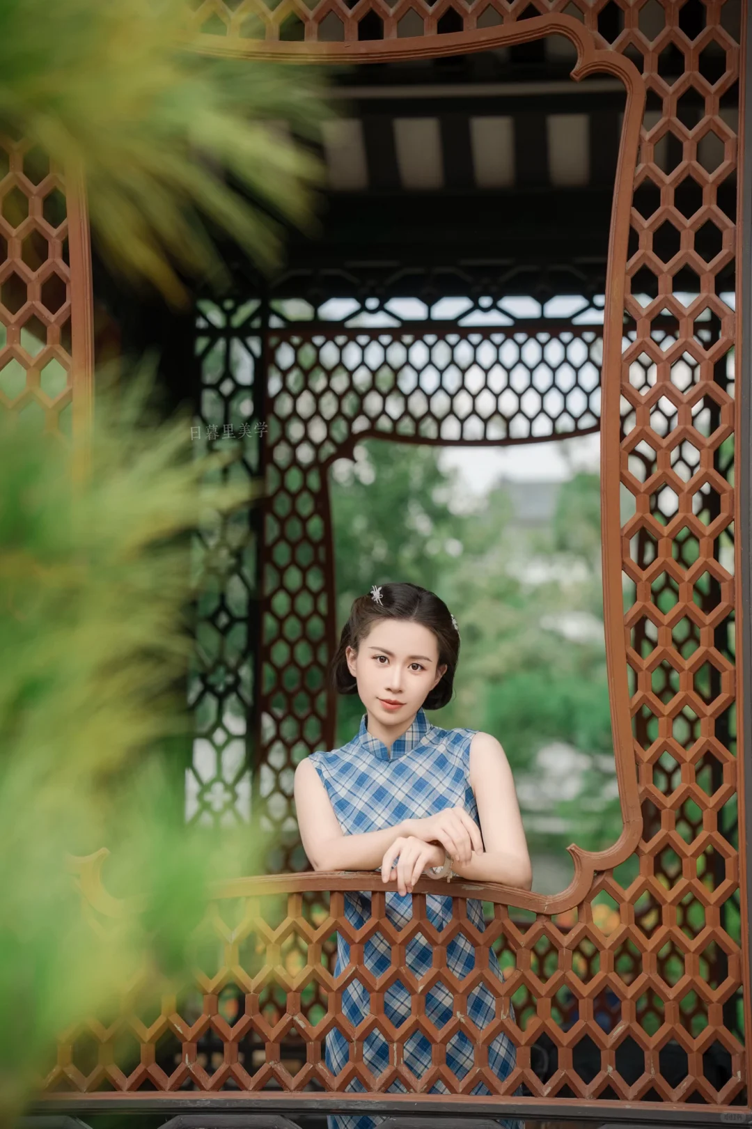 一袭清冷旗袍，独揽满园幽寂