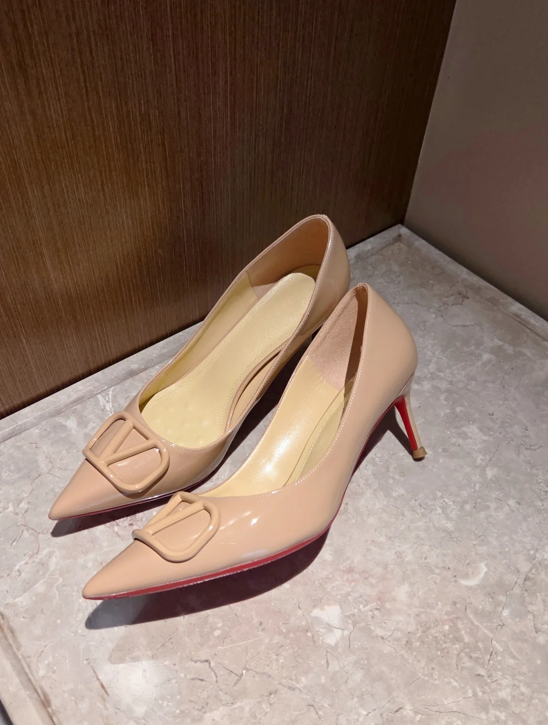 天啊，今天的丝袜也太配鞋子了，好美👠