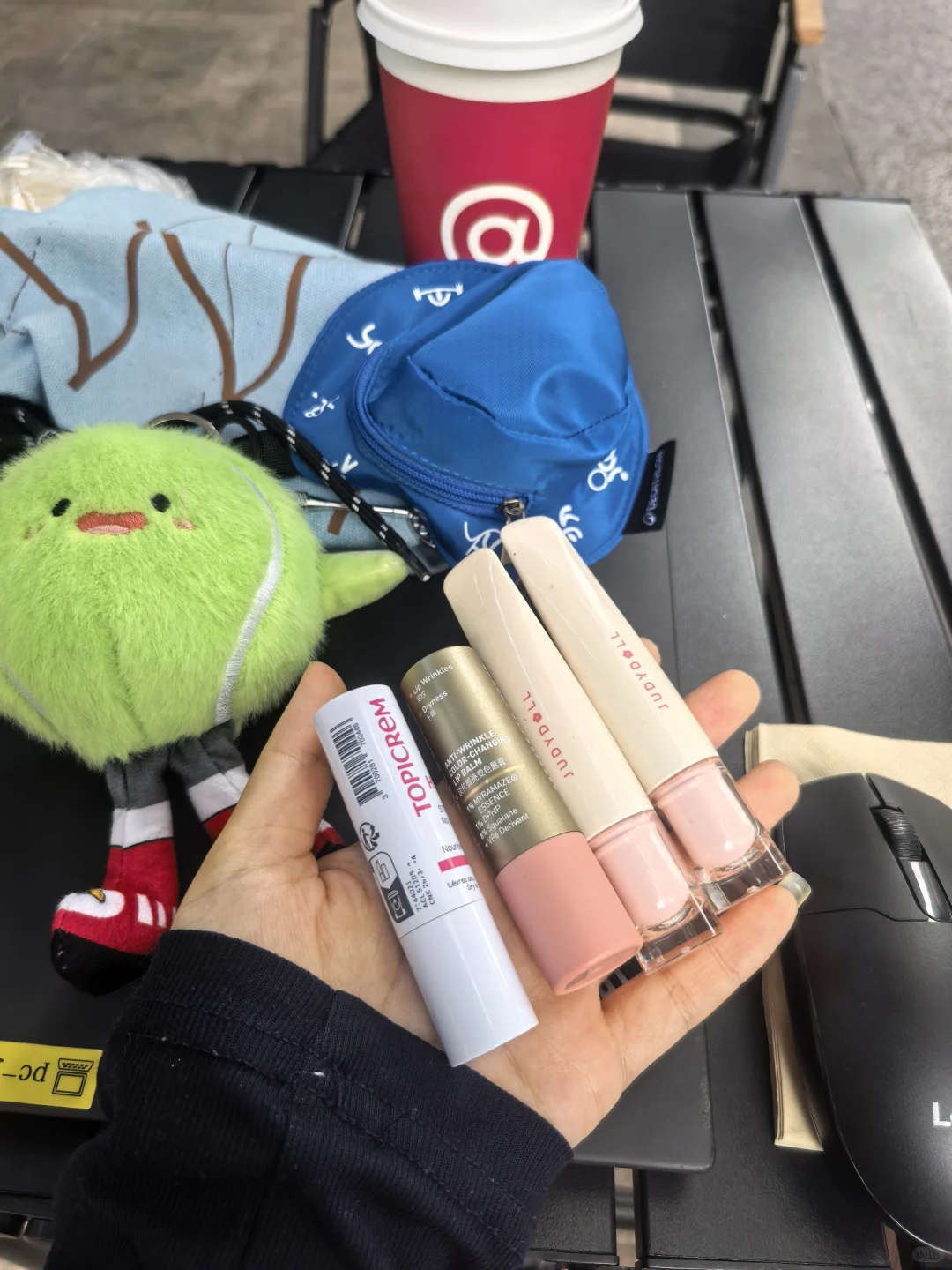 3旬老太坐看6旬少女晨练