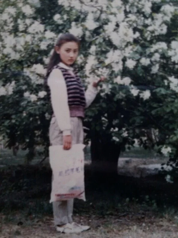 妈妈年轻时的照片 丁香树下的少女