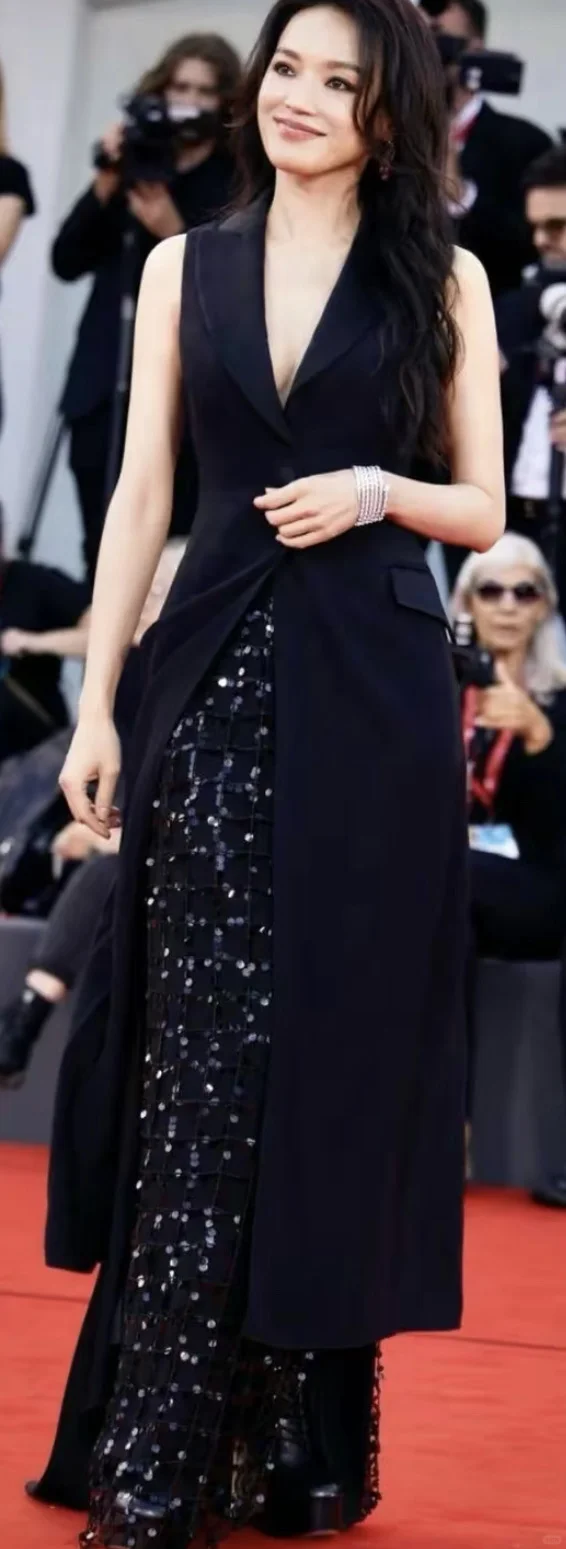 舒淇如何把黑色穿得灵动又妩媚？