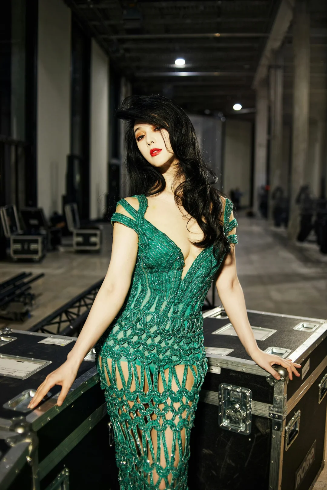 她真的好突出，像一条墨绿色的蟒蛇把人吞噬