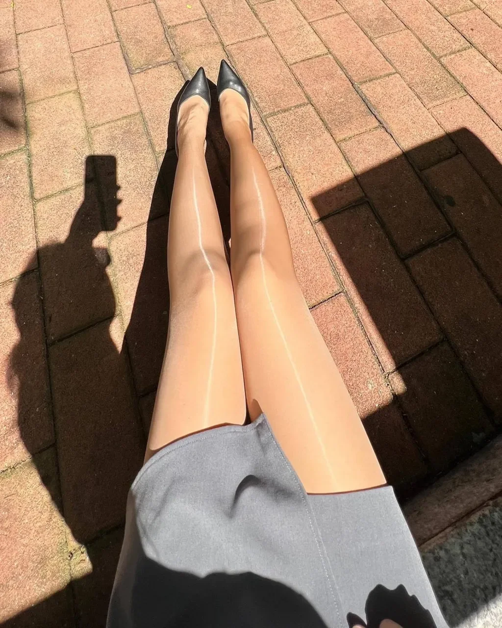 “哪条丝袜更显腿细？拍完我自己都惊了…”