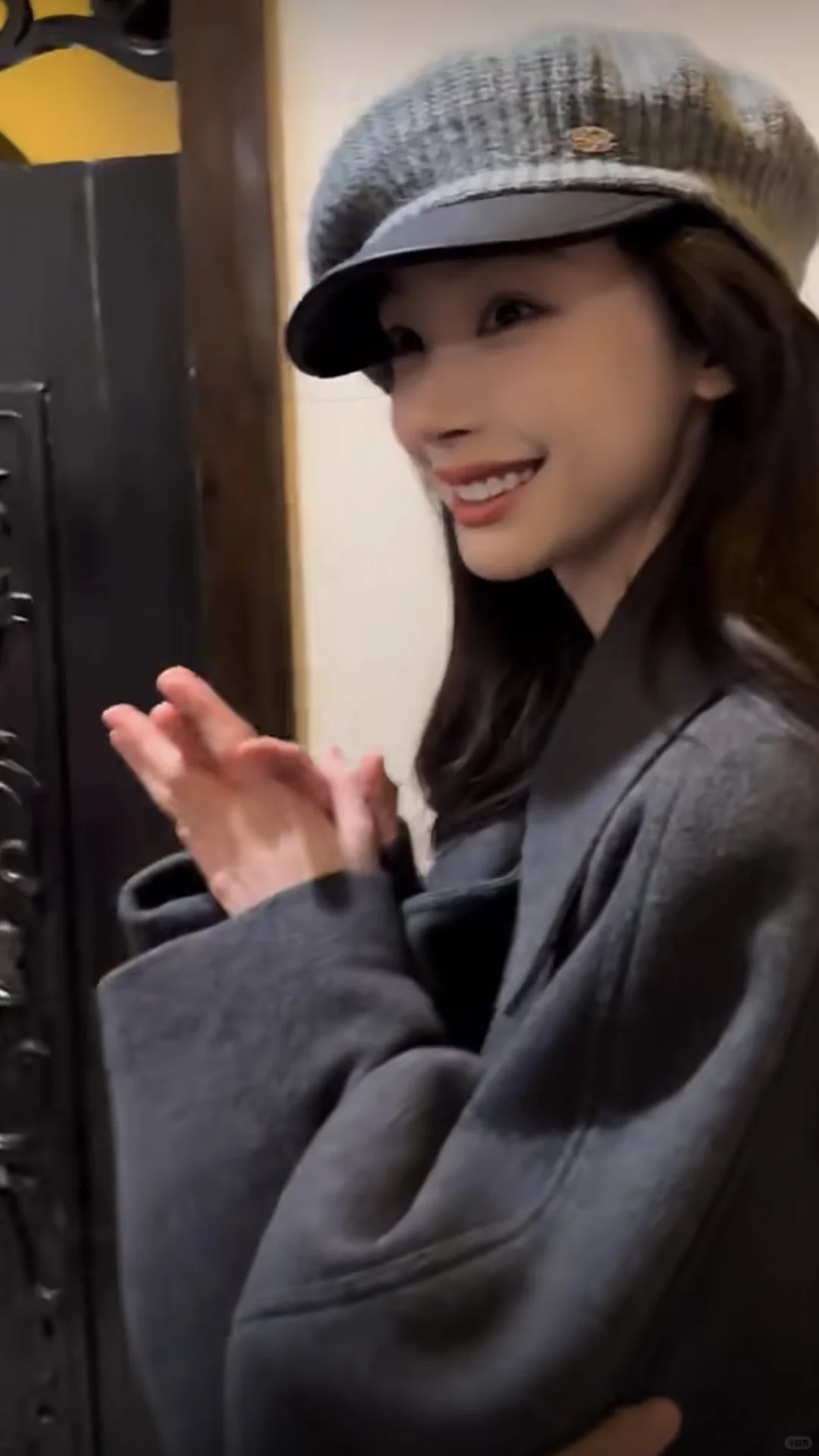 易梦玲这件灰大衣赢麻了！收腰设计把女人味