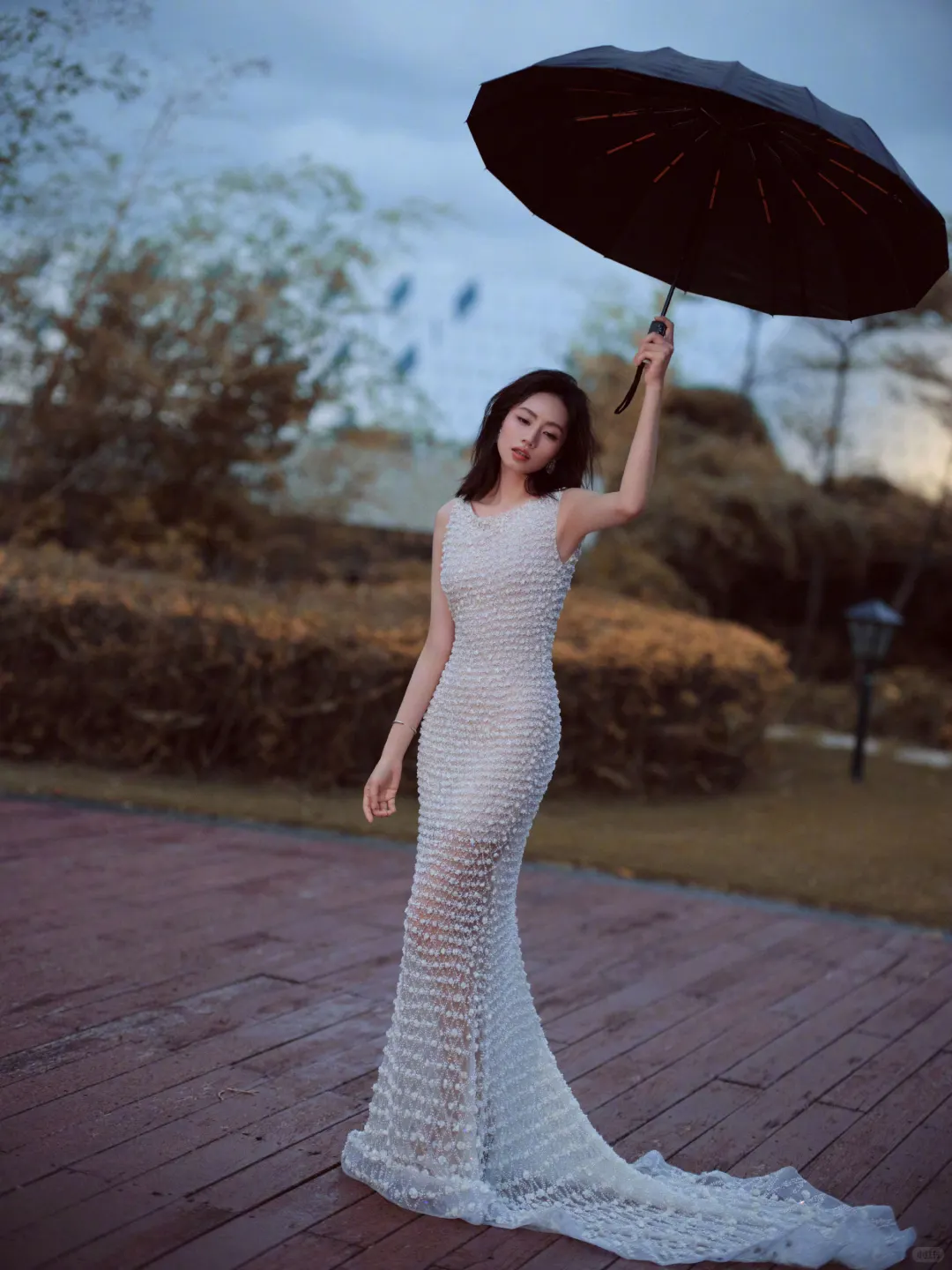 刘惜君性感露背裙