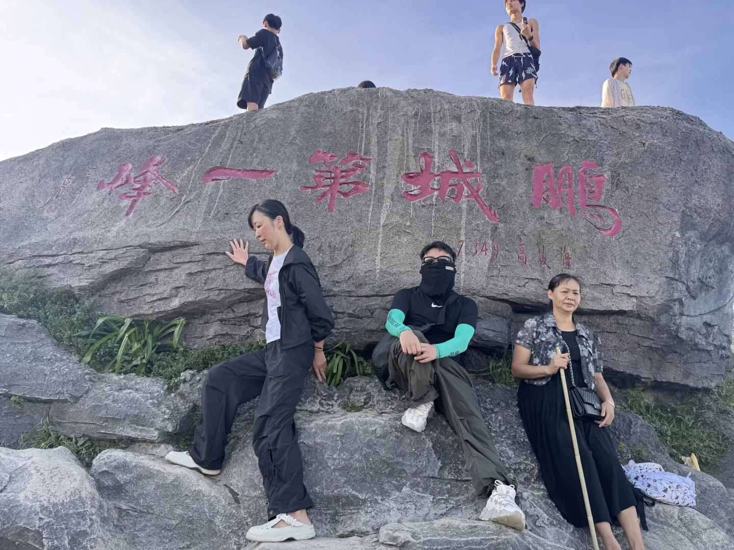 帮把身边两个女的P掉换成美女好不