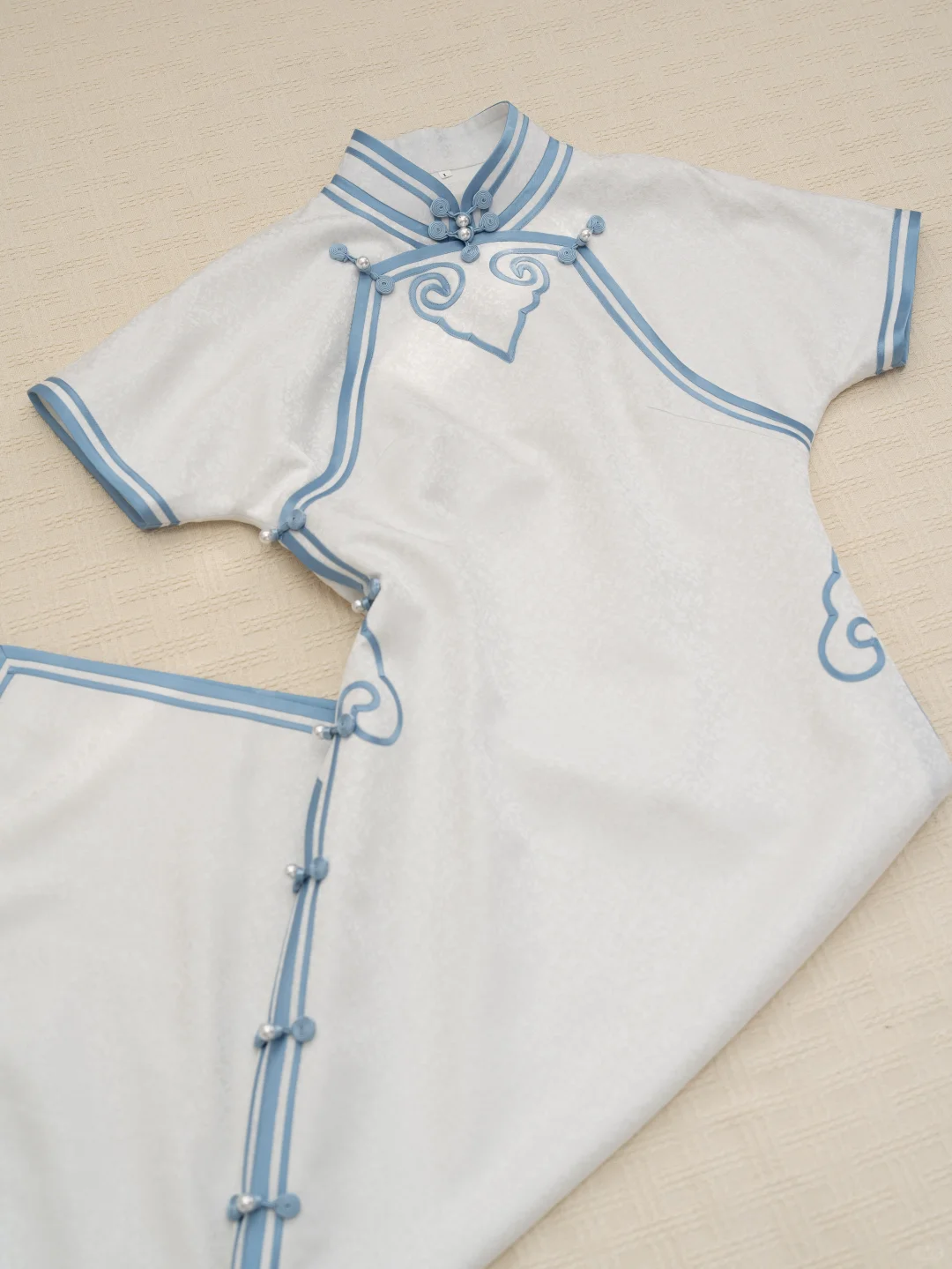 来点不一样的湖水蓝如意旗袍！