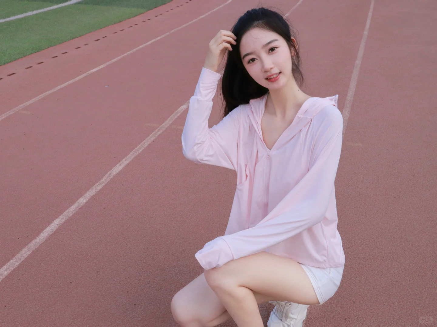 操场拍照~甜甜的