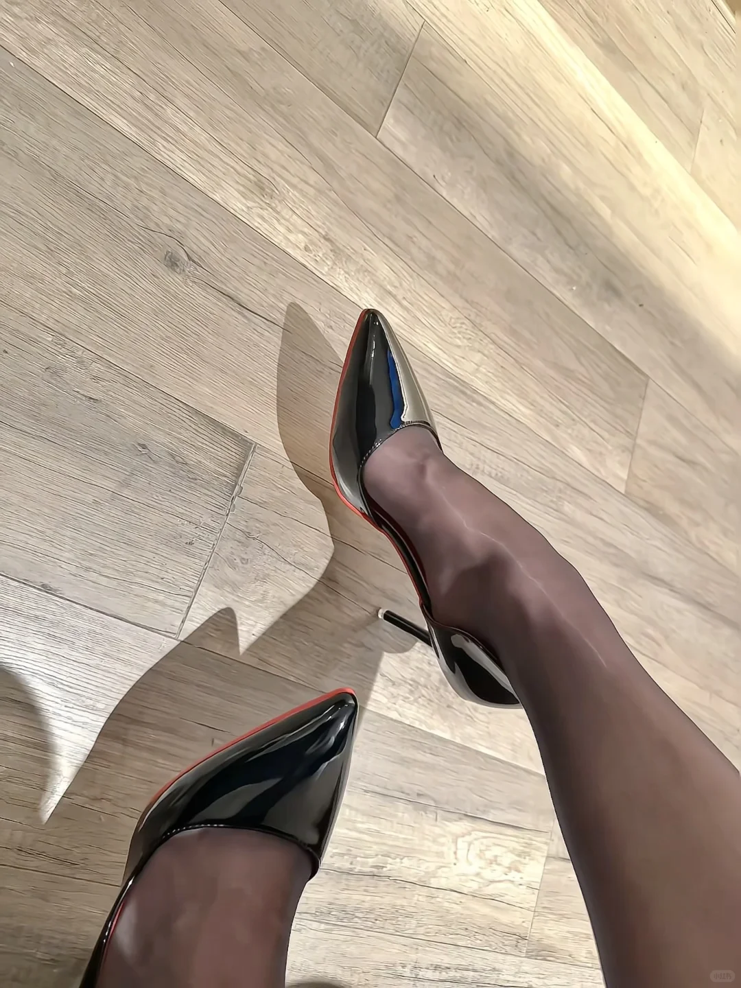 这也好好看呀✨ 单吊带黑丝➕车厘子爆闪美甲