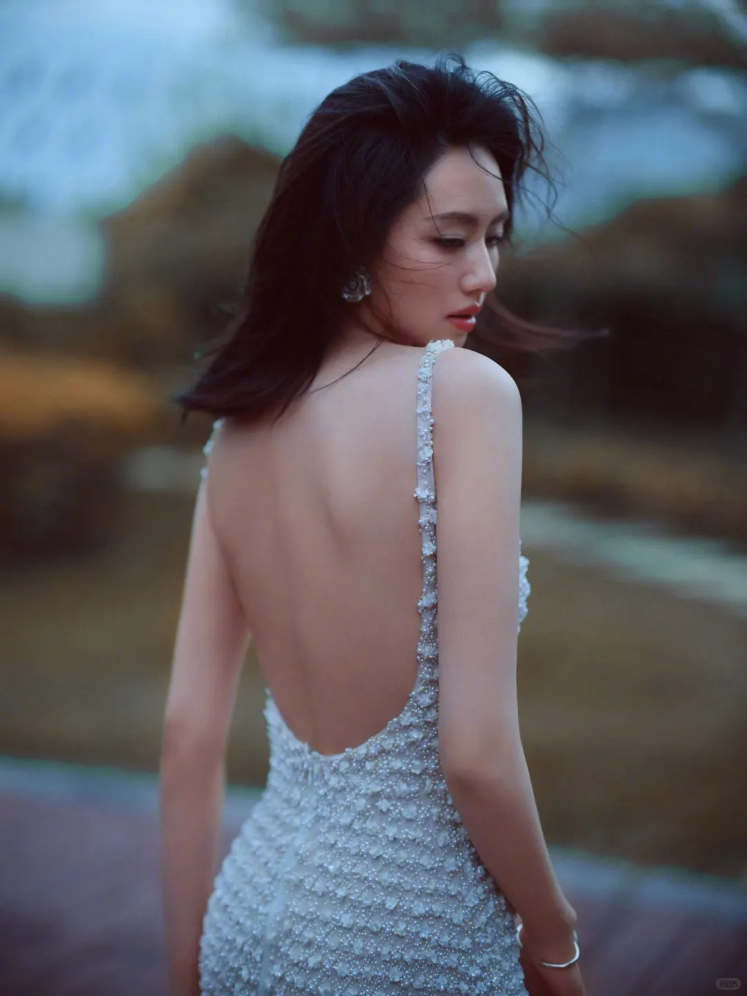 刘惜君性感露背裙