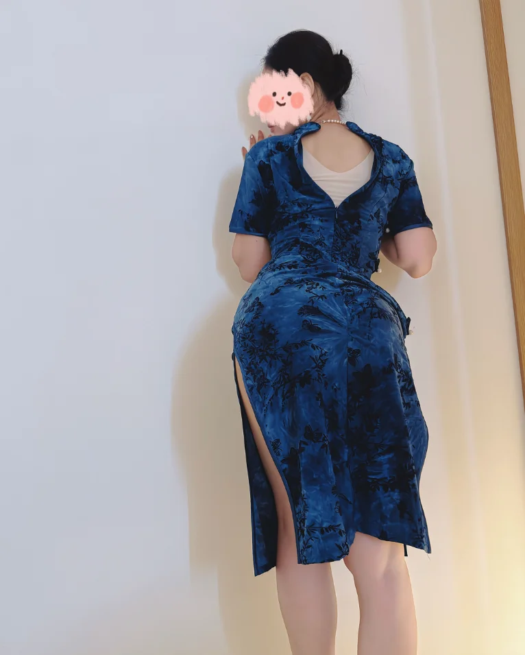 买了件蓝色旗袍，好看吗？