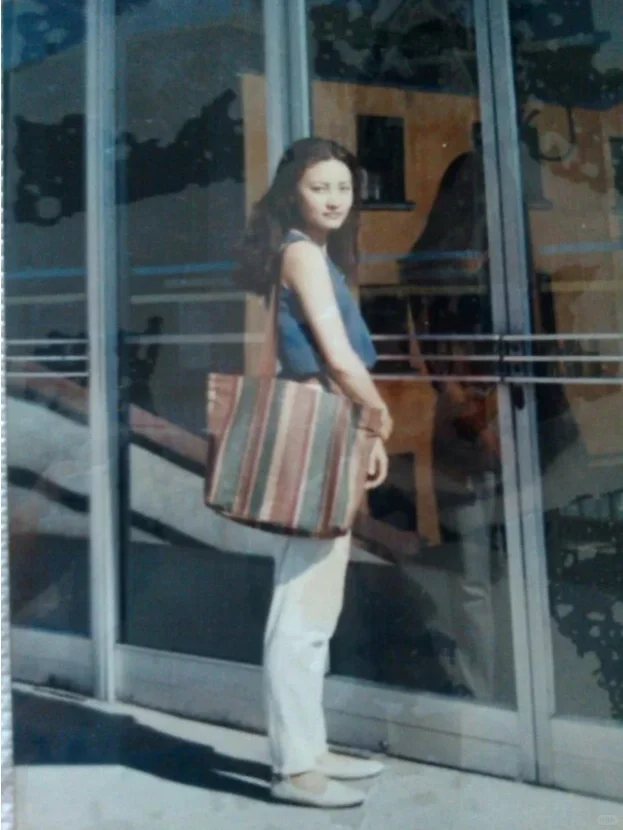 妈妈年轻时的照片 丁香树下的少女