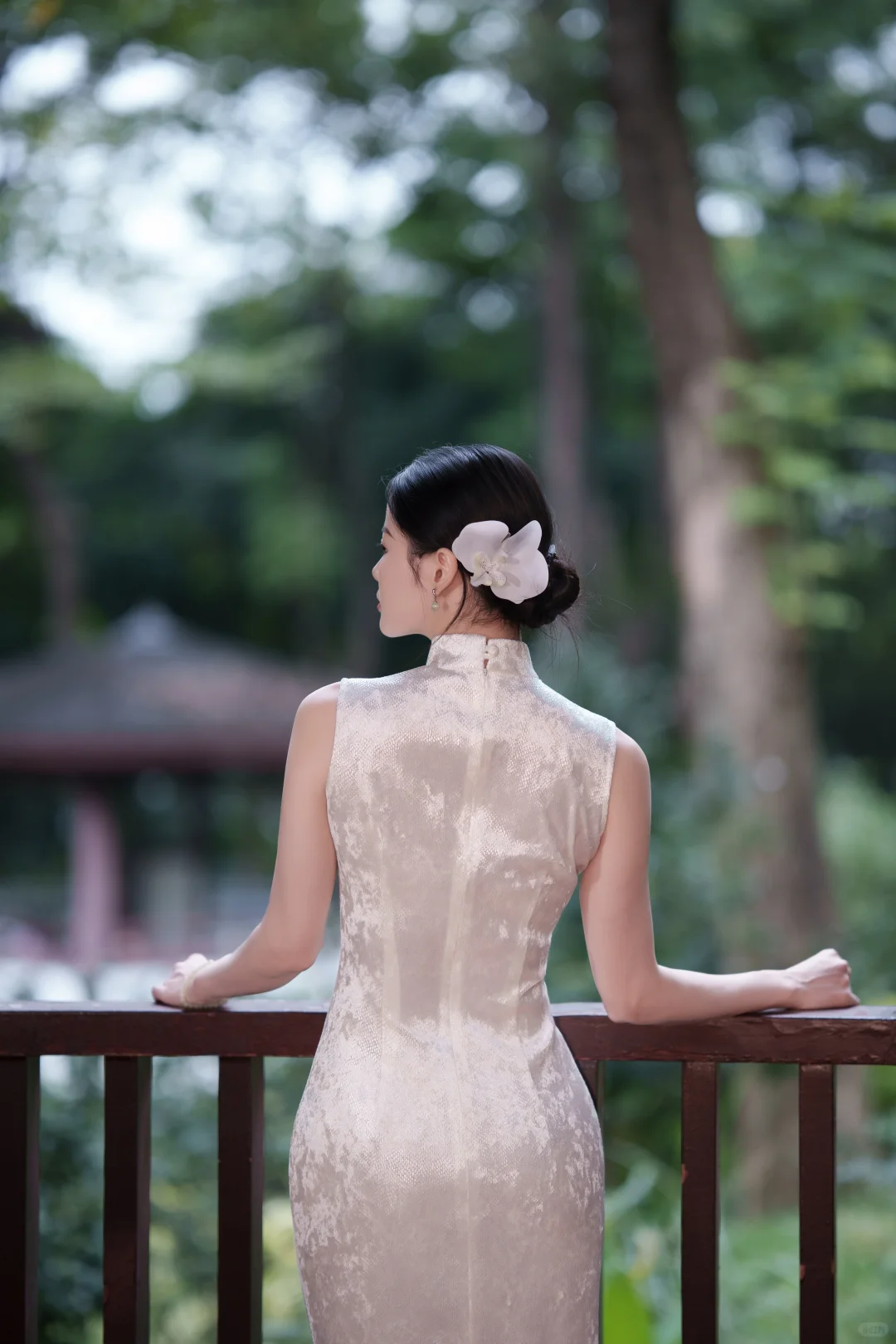 阴天也能拍出阳光感的旗袍