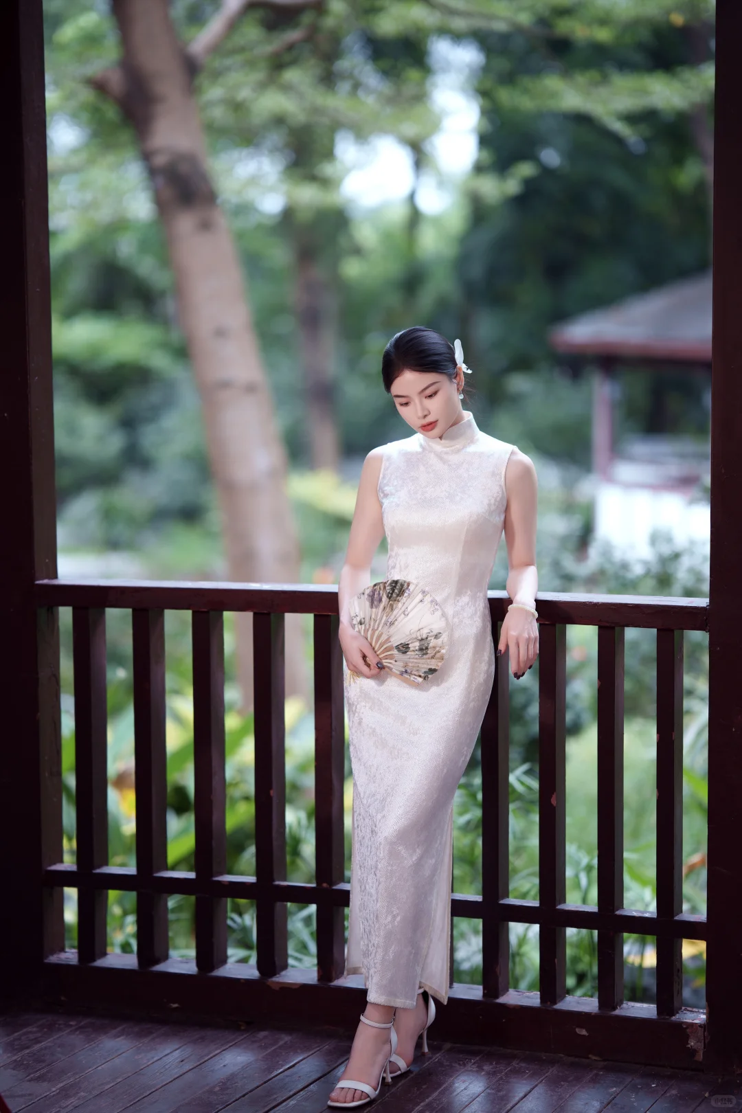 阴天也能拍出阳光感的旗袍