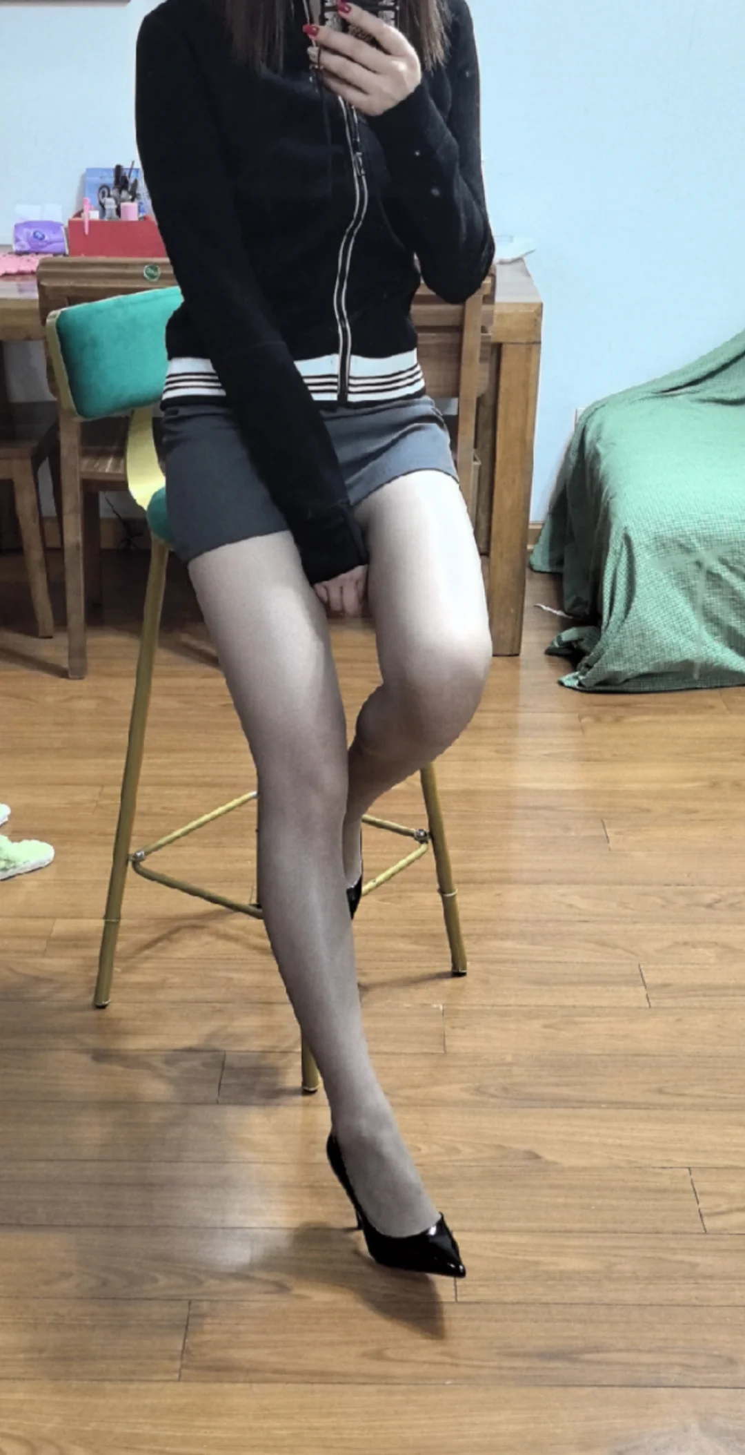 涞觅灰色哑光丝袜试穿